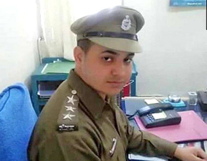 BSF एग्जाम टॉप करने वाले कश्मीरी युवा  नबील अहमद वानी को धमकी दे रहे हैं आतंकी