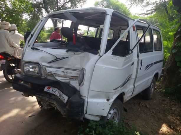 अामने-सामने भिड़ी स्कूली वैन अाैर मैजिक, एक की माैत दाे दर्जन बच्चे घायल अामने-सामने भिड़ी स्कूली वैन अाैर मैजिक, एक की माैत दाे दर्जन बच्चे घायल
