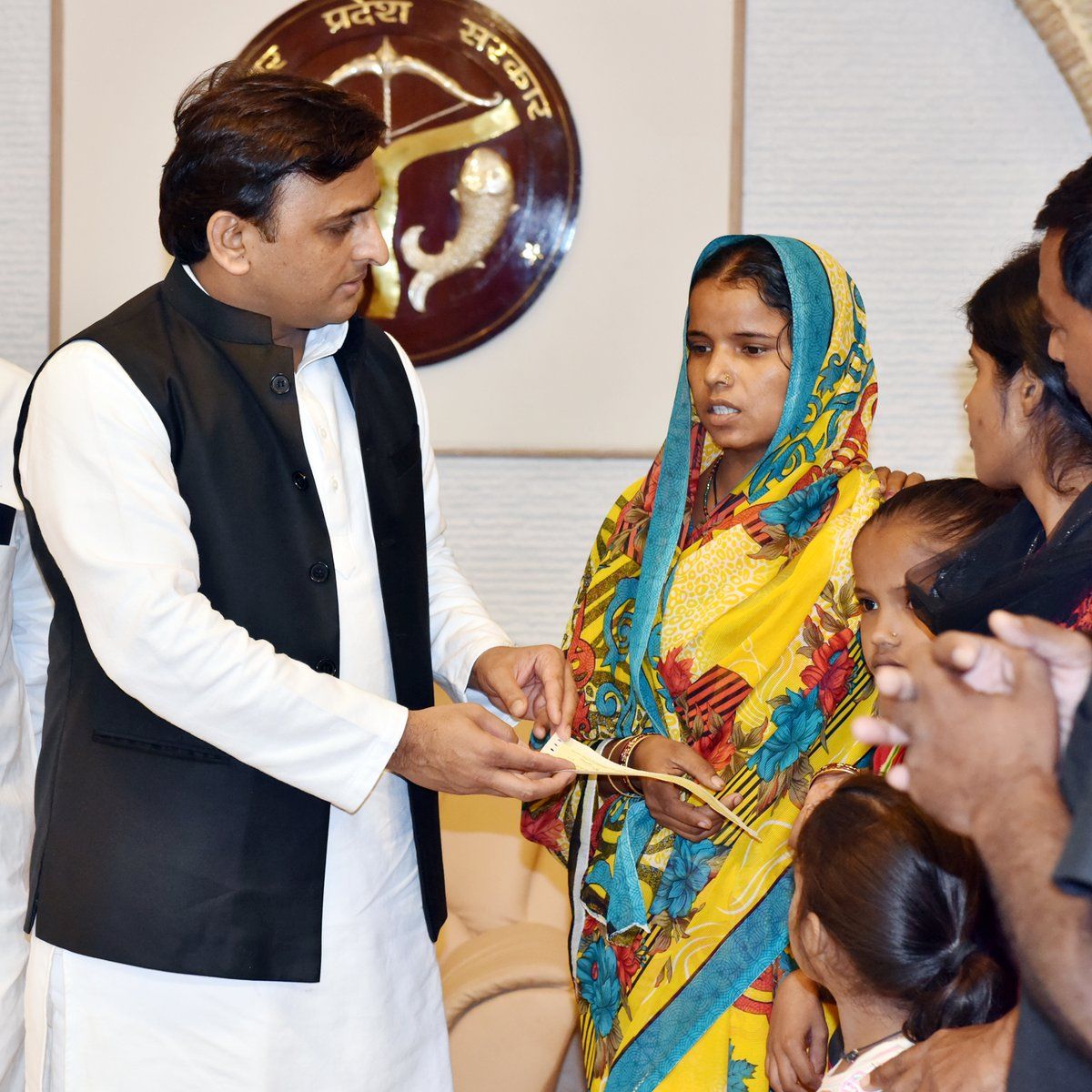 अखिलेश ने शहीदों के परिजनों को दिए 20-20 लाख के चेक, शहीद सैनिक के बच्चे को पढ़ाएगी सरकार अखिलेश ने शहीदों के परिजनों को दिए 20-20 लाख के चेक, शहीद सैनिक के बच्चे को पढ़ाएगी सरकार