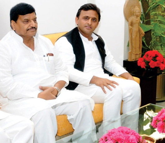 अखिलेश ने भर दी शिवपाल की झोली, सौंपे 13 विभाग, PWD अपने पास रखा अखिलेश ने भर दी शिवपाल की झोली, सौंपे 13 विभाग, PWD अपने पास रखा