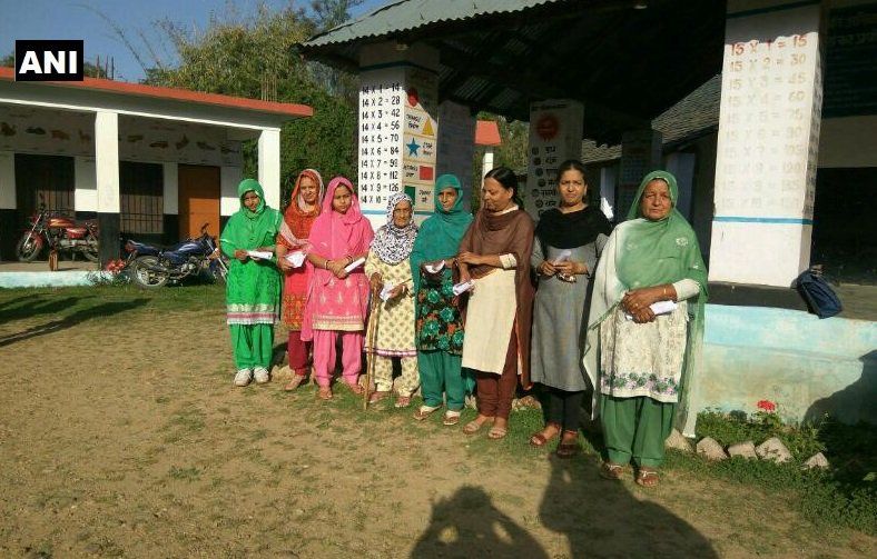 उपचुनाव: श्रीनगर की एक लोकसभा और 8 राज्यों की 10 विधानसभा सीटों पर हो रही वोटिंग