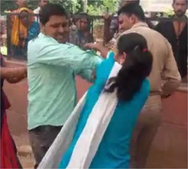 तारीख-पर-तारीख से गुस्साई महिला ने कोर्ट में ही पति को पीटा, सिपाही को भी जड़ा थप्पड़ तारीख-पर-तारीख से गुस्साई महिला ने कोर्ट में ही पति को पीटा, सिपाही को भी जड़ा थप्पड़