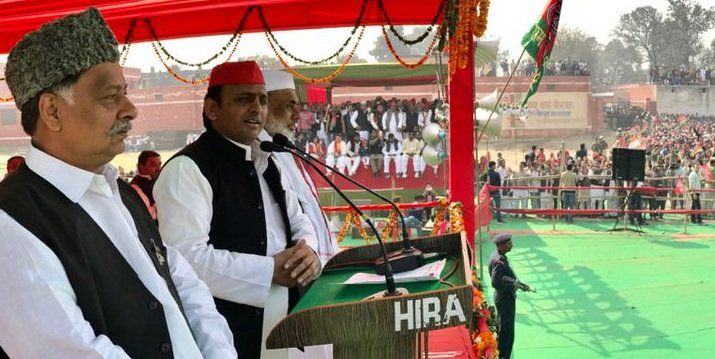 समाजवादी लोग हर वर्ग के लोगों की मदद कर रहे हैं समाजवादी लोग हर वर्ग के लोगों की मदद कर रहे हैं