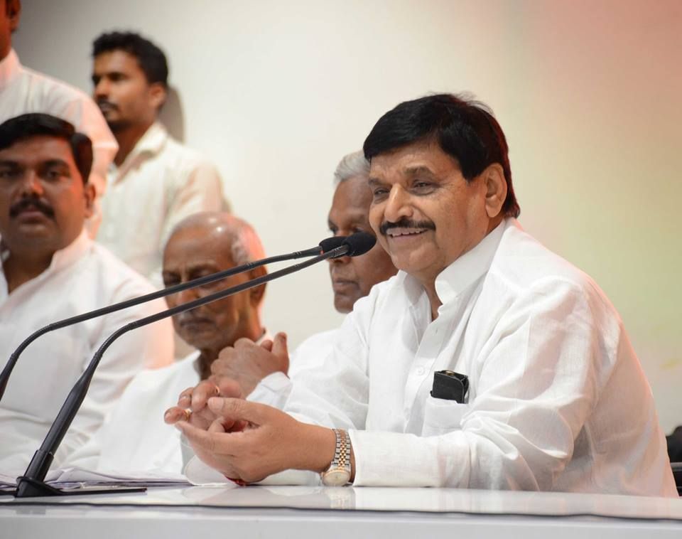 आठ फ्रंटल संगठनों में से केवल दो के पदाधिकारियों ने शिवपाल से मुलाकात की आठ फ्रंटल संगठनों में से केवल दो के पदाधिकारियों ने शिवपाल से मुलाकात की