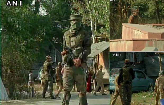 कश्मीर के हंदवाड़ा में सेना कैंप पर आतंकी हमला, तीन आतंकी ढेर कश्मीर के हंदवाड़ा में सेना कैंप पर आतंकी हमला, तीन आतंकी ढेर