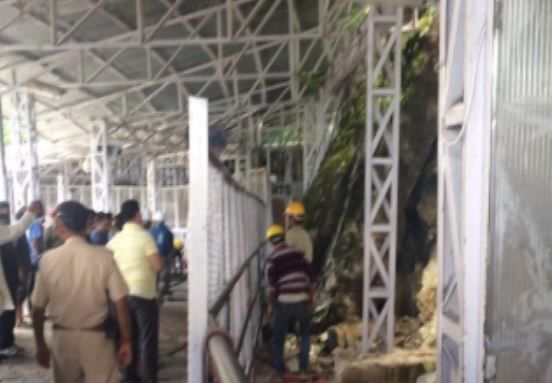 वैष्णो देवी भवन के गेट नंबर 3 के पास चट्टान गिरी, कई लोग दबे, एक जवान की मौत वैष्णो देवी भवन के गेट नंबर 3 के पास चट्टान गिरी, कई लोग दबे, एक जवान की मौत