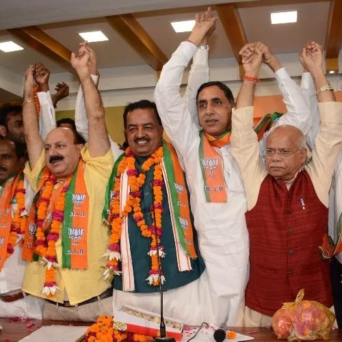 बसपा को तगड़ा झटका, चार और विधायक भाजपा में शामिल बसपा को तगड़ा झटका, चार और विधायक भाजपा में शामिल