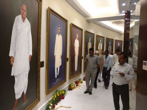 अखिलेश ने विधानसभा में लगवाई बुआ मायावती सहित ये सारी तस्वीरें अखिलेश ने विधानसभा में लगवाई बुआ मायावती सहित ये सारी तस्वीरें