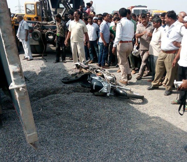 कानपुर: गिट्टी लदा ट्रक पलटा, ट्रैफिक दारोगा और सिपाही की दब कर मौत कानपुर: गिट्टी लदा ट्रक पलटा, ट्रैफिक दारोगा और सिपाही की दब कर मौत
