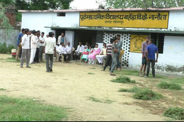 यूपी के इस स्कूल में नहीं आते गुरूजी, चपरासी पढ़ा रहा है बच्चों को यूपी के इस स्कूल में नहीं आते गुरूजी, चपरासी पढ़ा रहा है बच्चों को