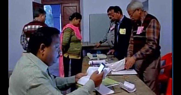 जनता की आवाज़ की अपील..... वोट के लिए तैयार.....यूपी चुनाव LIVE: तीसरे फेज में 12 जिलों की 69 सीटों पर मतदान शुरू जनता की आवाज़ की अपील..... वोट के लिए तैयार.....यूपी चुनाव LIVE: तीसरे फेज में 12 जिलों की 69 सीटों पर मतदान शुरू