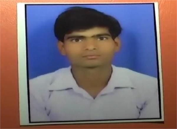 बलात्कार आरोपी को दी भयानक मौत, गुप्तांग काटकर शव को पेड़ पर लटकाया बलात्कार आरोपी को दी भयानक मौत, गुप्तांग काटकर शव को पेड़ पर लटकाया