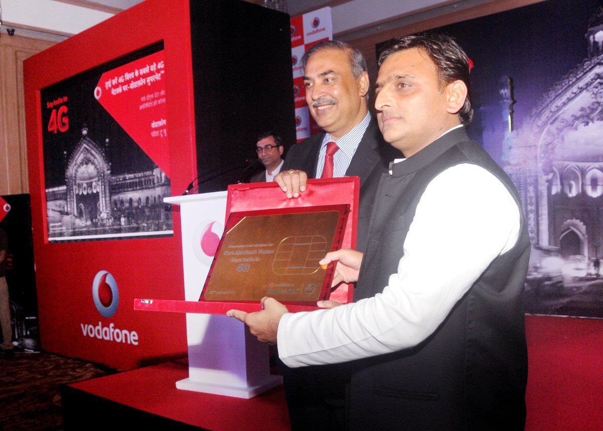 गरीबों व किसानों को मुफ्त स्मार्ट फोन देगी अखिलेश सरकार गरीबों व किसानों को मुफ्त स्मार्ट फोन देगी अखिलेश सरकार