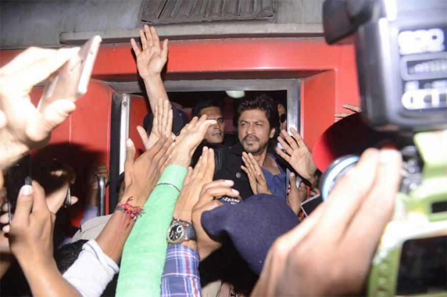 शाहरुख खान की एक झलक पाने में गई फैन की जान शाहरुख खान की एक झलक पाने में गई फैन की जान