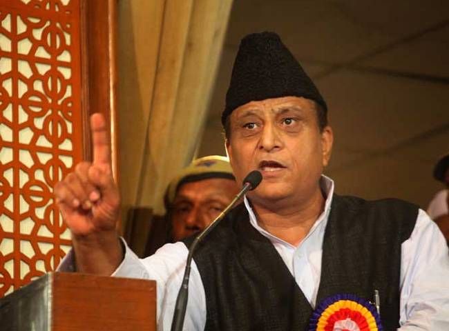 ये आदमी हाथ का इशारा कर कहता है कि खाली प्लॉट मेरा है ये आदमी हाथ का इशारा कर कहता है कि खाली प्लॉट मेरा है