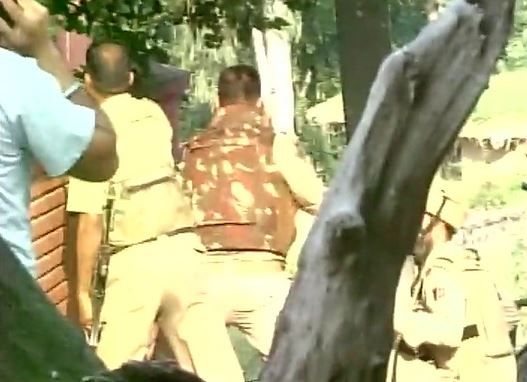 कश्मीर में तीन जगहों पर घुसपैठ की कोशिश नाकाम, सेना ने मार गिराए 3 आतंकी कश्मीर में तीन जगहों पर घुसपैठ की कोशिश नाकाम, सेना ने मार गिराए 3 आतंकी