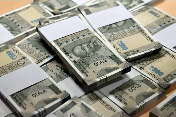 8 जगहों पर मारा छापा, बरामद किए 70 करोड़ रुपए के नए नोट और 100 किलो सोना