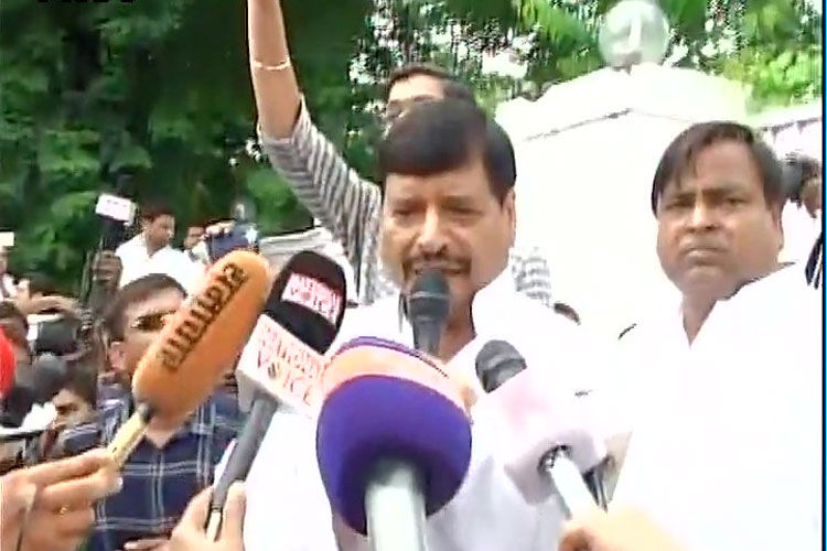 शिवपाल की मौजूदगी में समर्थकों की नारेबाजी- रामगोपाल को बाहर करो... शिवपाल की मौजूदगी में समर्थकों की नारेबाजी- रामगोपाल को बाहर करो...