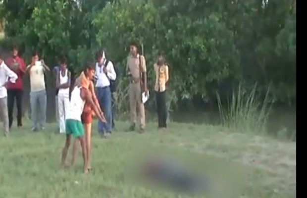 वाह री यूपी पुलिस ने शव को रस्सी से घसीटकर गाड़ी में रखवाया वाह री यूपी पुलिस ने शव को रस्सी से घसीटकर गाड़ी में रखवाया