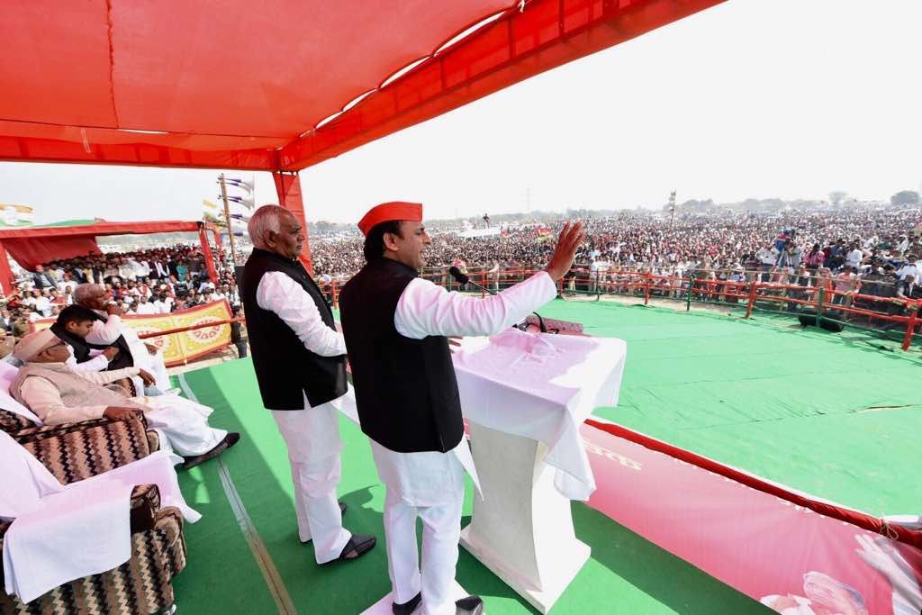 कड़ा रुख न अपनाते तो मेरे हिस्से मे केवल सायकिल की चाभी और आपकी भाभी बचती – अखिलेश यादव