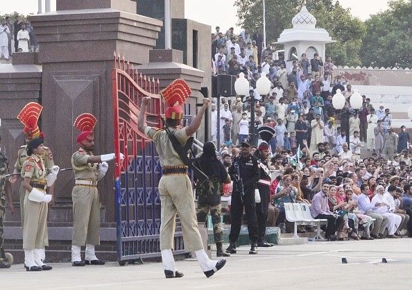 पाकिस्तान की ओर से बीटिंग रिट्रीट सेरेमनी में फेंके गए पत्थर पाकिस्तान की ओर से बीटिंग रिट्रीट सेरेमनी में फेंके गए पत्थर