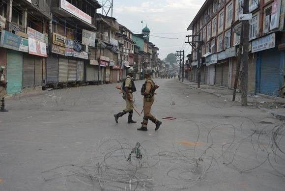 कश्मीर में अशांति फैला रहे थे सरकारी कर्मचारी कश्मीर में अशांति फैला रहे थे सरकारी कर्मचारी