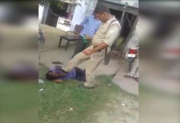 नशा उतारने के लिए शख्स को बेरहमी से पीटा नशा उतारने के लिए शख्स को बेरहमी से पीटा