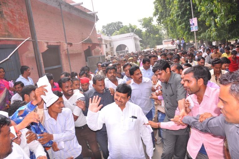 सपा के प्रदेश अध्यक्ष शिवपाल का जोरदार स्वागत सपा के प्रदेश अध्यक्ष शिवपाल का जोरदार स्वागत