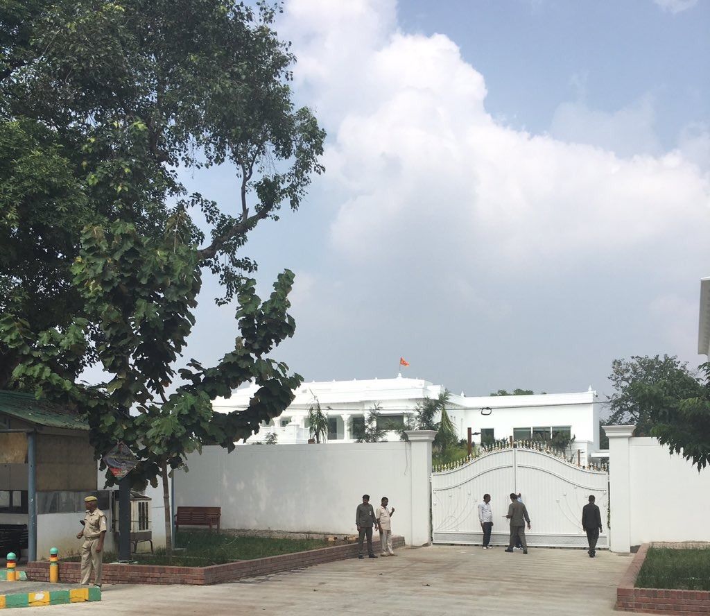 सीएम अखिलेश का नया घर, परिवार समेत नए घर में हुए शिफ्ट सीएम अखिलेश का नया घर, परिवार समेत नए घर में हुए शिफ्ट