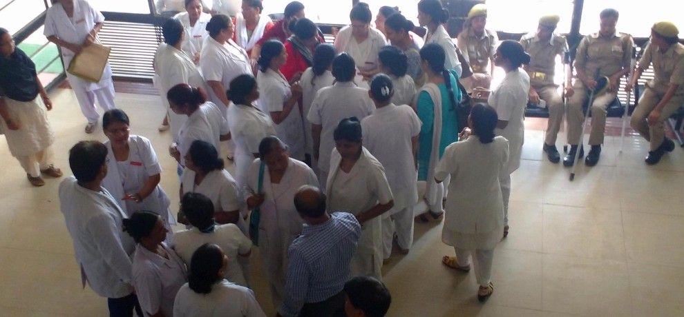 नर्सों की हड़ताल से हाहाकार, सरकार ने किया वैकल्पिक स्टाफ का बंदोबस्त नर्सों की हड़ताल से हाहाकार, सरकार ने किया वैकल्पिक स्टाफ का बंदोबस्त