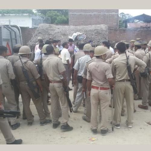 पंचायत की जमीन को लेकर जबरदस्त वबाल, दुकानें फूंकी, गोलियां चलीं पंचायत की जमीन को लेकर जबरदस्त वबाल, दुकानें फूंकी, गोलियां चलीं
