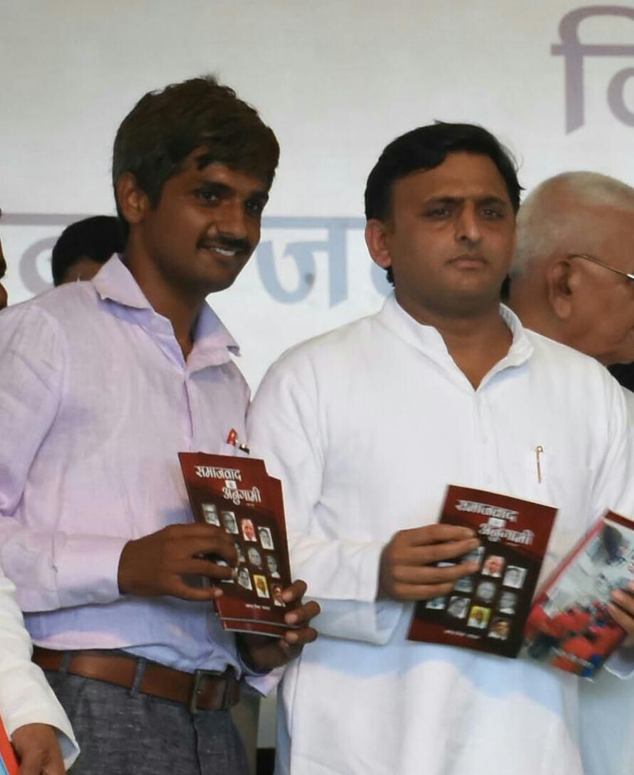युवा राजनीति के भरोसे की उम्मीद: अखिलेश युवा राजनीति के भरोसे की उम्मीद: अखिलेश