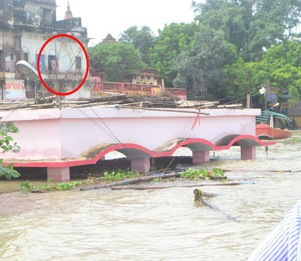 संगम नगरी में देखें तबाही का मंजर, बाढ़ से 3 की मौत, 8 हजार से अधिक बेघर संगम नगरी में देखें तबाही का मंजर, बाढ़ से 3 की मौत, 8 हजार से अधिक बेघर
