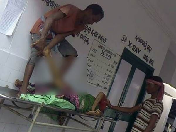 ओडिशा में मानवता फिर शर्मसार, लाश की हड्डियां तोड़ पोटली बनाकर ले गए ओडिशा में मानवता फिर शर्मसार, लाश की हड्डियां तोड़ पोटली बनाकर ले गए