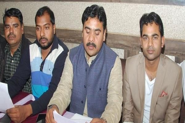 सपा जिला पंचायत अध्यक्ष का आतंक, थाने में घुसकर सुमन चतुर्वेदी को किया अधमरा सपा जिला पंचायत अध्यक्ष का आतंक, थाने में घुसकर सुमन चतुर्वेदी को किया अधमरा