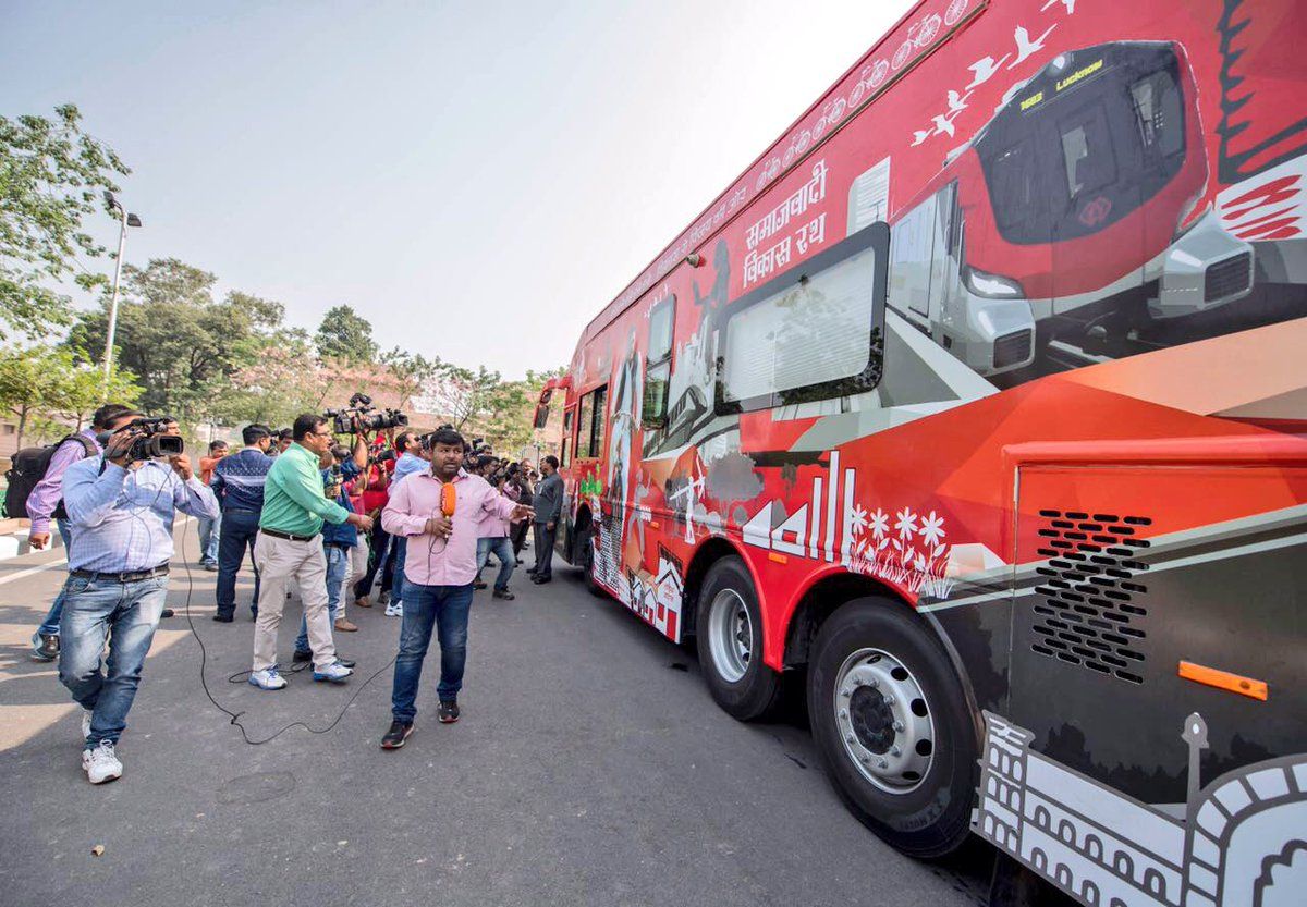 अखिलेश की रथयात्र से शिवपाल दूर अखिलेश की रथयात्र से शिवपाल दूर