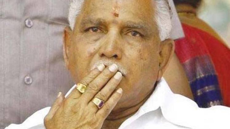 कर्नाटक उपचुनाव से पहले रुपये बांटते कैमरे में कैद हुए येदियुरप्पा