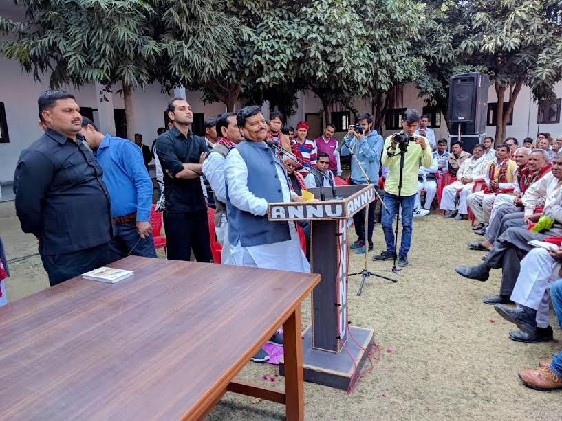 उत्तम प्रजापति ने दिया शिवपाल को समर्थन, शिवपाल ने जताया आभार उत्तम प्रजापति ने दिया शिवपाल को समर्थन, शिवपाल ने जताया आभार