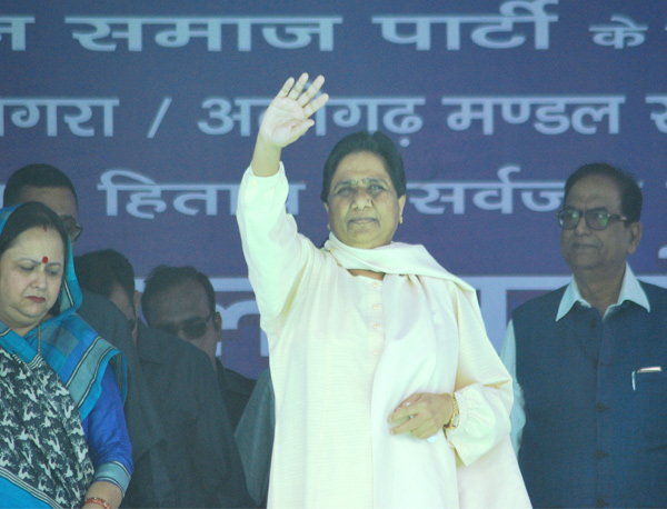 मायावती बोलीं- मुझसे बुआ का रिश्ता न बनाएं CM मायावती बोलीं- मुझसे बुआ का रिश्ता न बनाएं CM