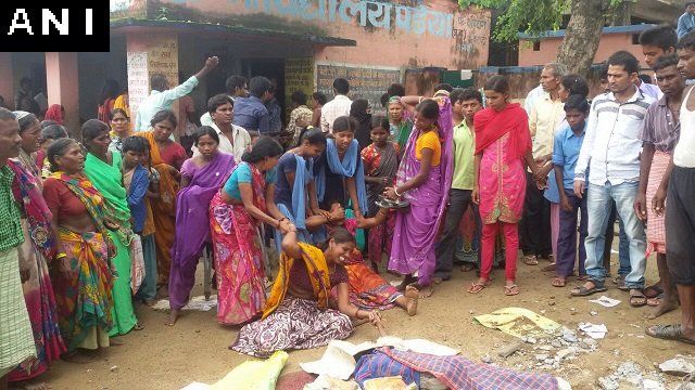 बिहार: गया में एक तेज रफ्तार ट्रक के बिजली के खंभे में टक्कर मारने से बच्चों पर गिरा खंभा, चार बच्चों की मौत दो घायल। घटना के बाद गुस्साए लोगों ने स्कूल में तोड़फोड़ की और ट्रक ड्राइवर को जमकर पीटा। बिहार: गया में एक तेज रफ्तार ट्रक के बिजली के खंभे में टक्कर मारने से बच्चों पर गिरा खंभा, चार बच्चों की मौत दो घायल। घटना के बाद गुस्साए लोगों ने स्कूल में तोड़फोड़ की और ट्रक ड्राइवर को जमकर पीटा।
