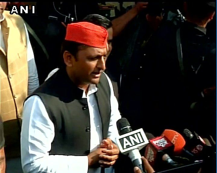 वोट डालने के बाद अखिलेश यादव ने कहा- वोट डालने के बाद अखिलेश यादव ने कहा-