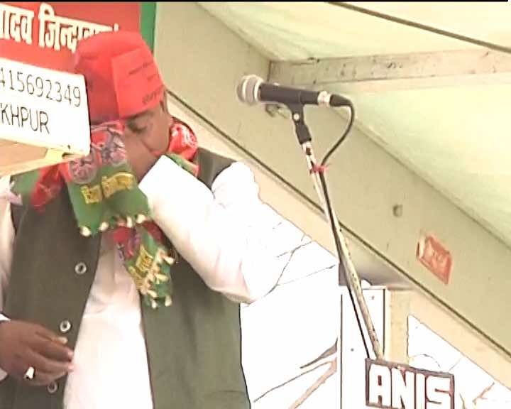 गायत्री प्रसाद प्रजापति रोते हुए मंच से उतरे