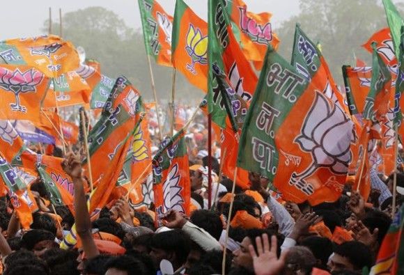 मोदी के संसदीय क्षेत्र मे भाजपा नेता ने की बगावत, भरा पर्चा मोदी के संसदीय क्षेत्र मे भाजपा नेता ने की बगावत, भरा पर्चा