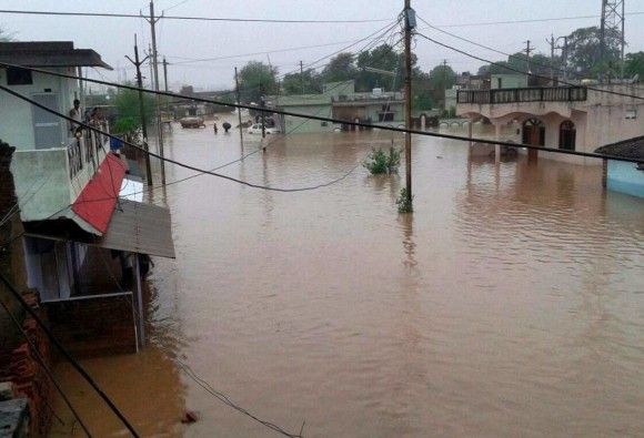 बलिया में बाढ़, गंगा में समाया एक गांव, कभी भी टूट सकता है नेशनल हाइवे बलिया में बाढ़, गंगा में समाया एक गांव, कभी भी टूट सकता है नेशनल हाइवे