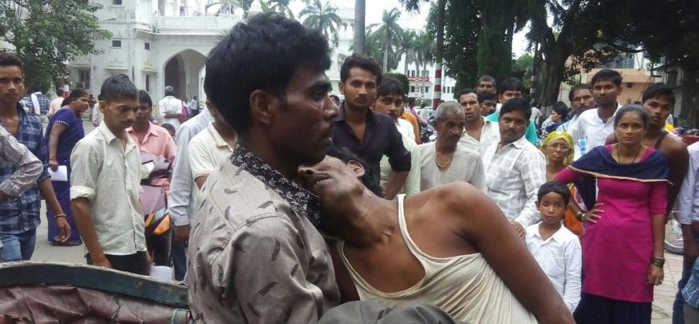 दुआ करें कि आप यूपी में बीमार न पड़ें, कहीं कंधे तो कहीं गोद में मर रहे मरीज दुआ करें कि आप यूपी में बीमार न पड़ें, कहीं कंधे तो कहीं गोद में मर रहे मरीज