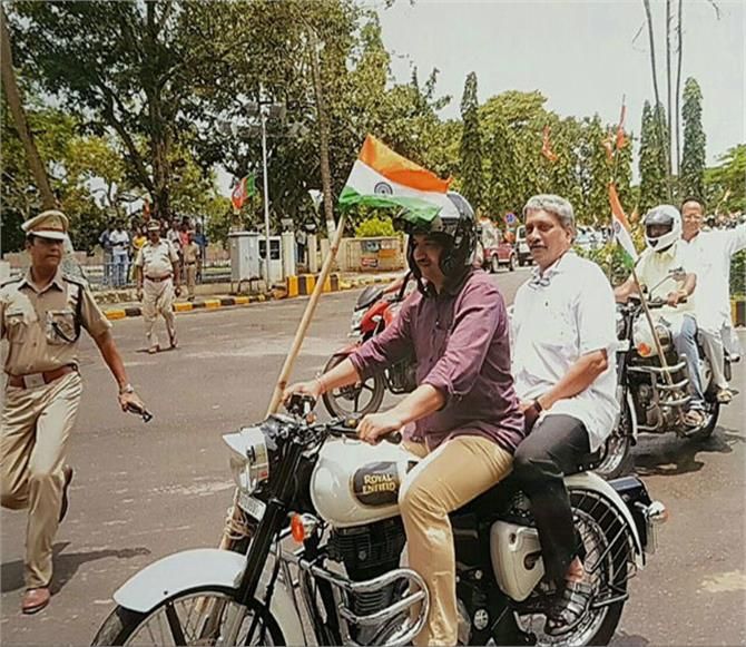 रक्षा मंत्री ने बाइक से निकाली तिरंगा यात्रा, लोग बोले- क्या PAK के मंत्री में है इतना दम?