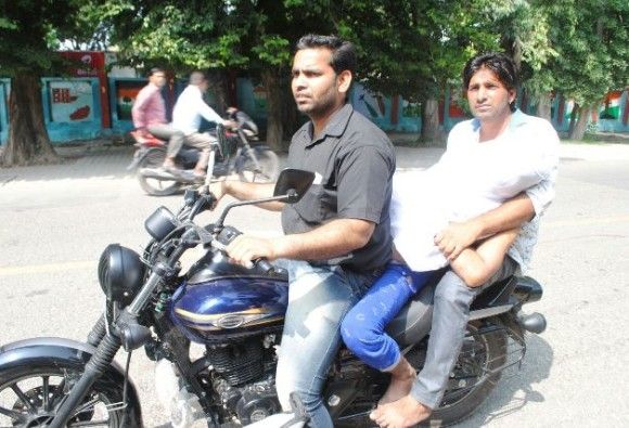 तड़पता रहा मरीज, नहीं मिली एंबुलेंस, शख्स ने बाइक पर तोड़ा दम तड़पता रहा मरीज, नहीं मिली एंबुलेंस, शख्स ने बाइक पर तोड़ा दम
