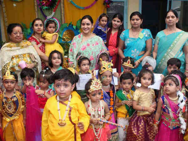 सपा सुप्रीमो मुलायम सिंह यादव का परिवार भी कृष्ण की भक्ति में हुआ लीन सपा सुप्रीमो मुलायम सिंह यादव का परिवार भी कृष्ण की भक्ति में हुआ लीन