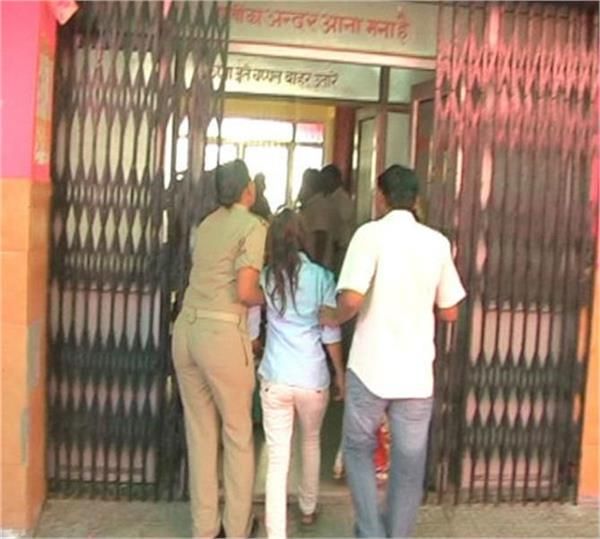 बुलंदशहर फिर हुआ शर्मसार, चलती कार में युवती से सामूहिक दुष्कर्म बुलंदशहर फिर हुआ शर्मसार, चलती कार में युवती से सामूहिक दुष्कर्म
