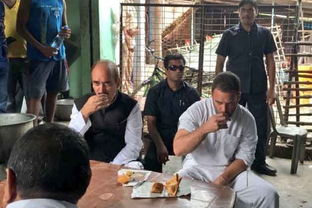 राहुल गांधी ने समोसा, चाय की भी ली चुस्कियां राहुल गांधी ने समोसा, चाय की भी ली चुस्कियां